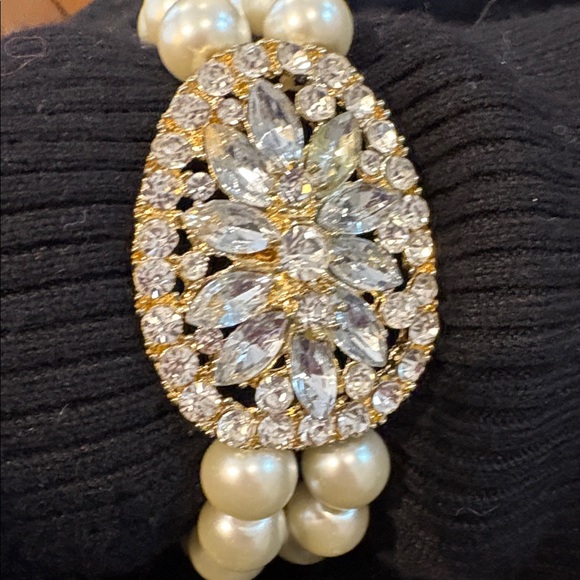 Elegant Pearl and Crystal Bracelet - Picture 2 of 4